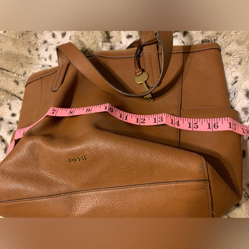 Leather Fossil purse has the key unique design - Picture 6 of 16